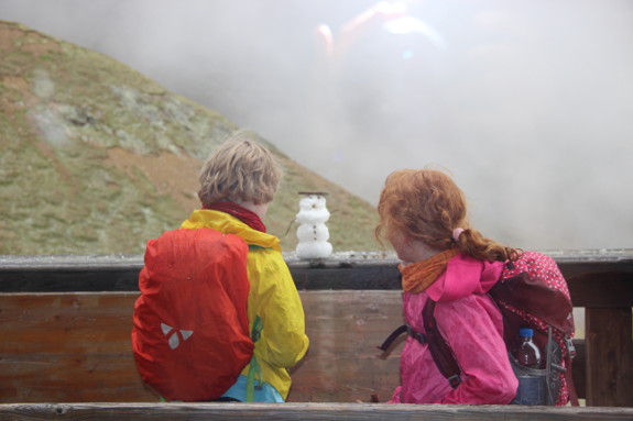 Kinder beim Schneemannbauen